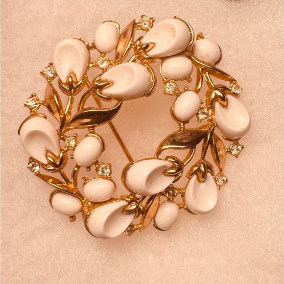 Crown Trifari Jewelry - Crown Trifari Pebble Beach Floral Brooch